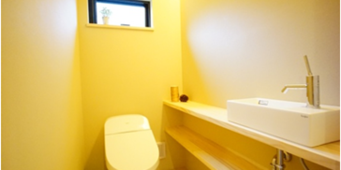 １階トイレには、作り付けのカウンターと手洗い場を設置。
